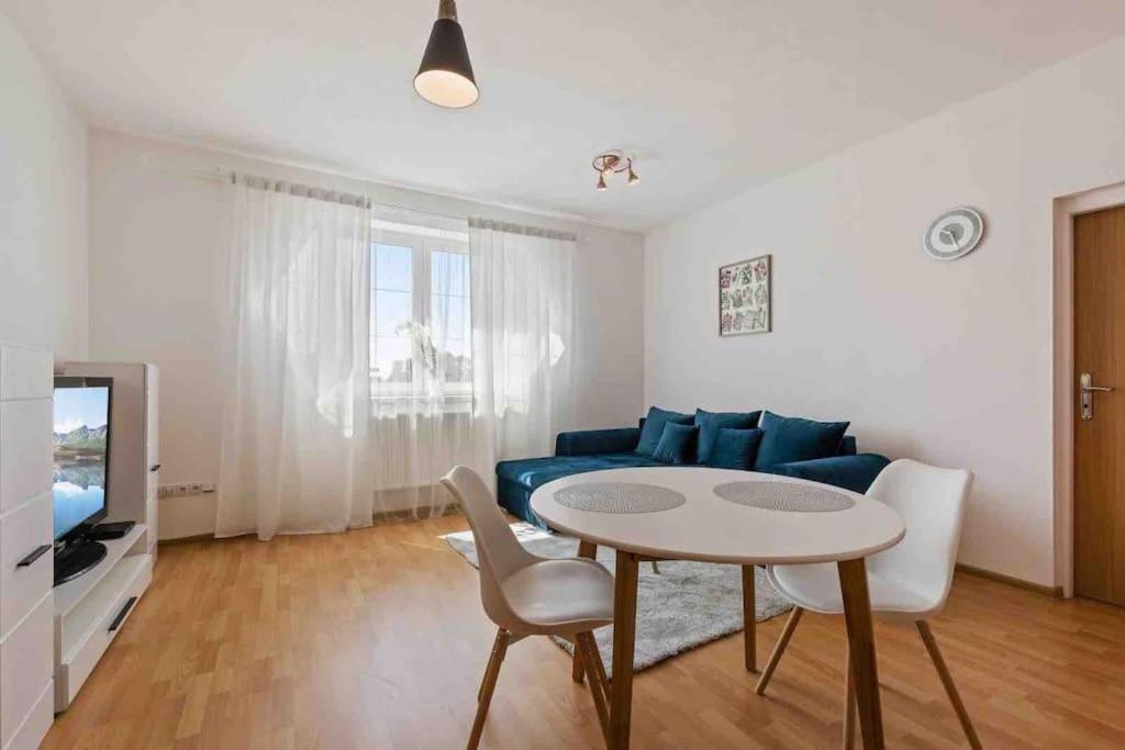Modern & Cozy Apartment Near Hockey & Football Arena Pozsony Kültér fotó